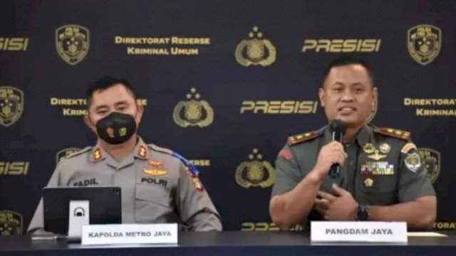 Pangdam Jaya Mayjen TNI Untung Budianto bersama Kapolda Metro Jaya Irjen Pol Fadil Imran saat Press Confeence di Mapolda Metro Jaya, Kamis (16/06/2022). (Istimewa)