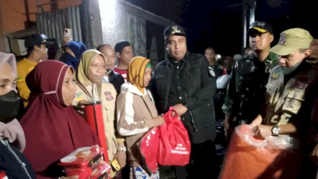 Bupati Maros Chaidir Syam, saat menemui warga Korban Angin Puting Beliung, Kamis (17/06/2022). (Istimewa)