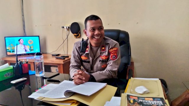 Wakapolres Muna, Kompol Anggi A.P Siahaan, saat ditwmui di Ruang Kerjanya, Kamis (16/06/2022). (Foto: Rustam/Republiknews.co.id)