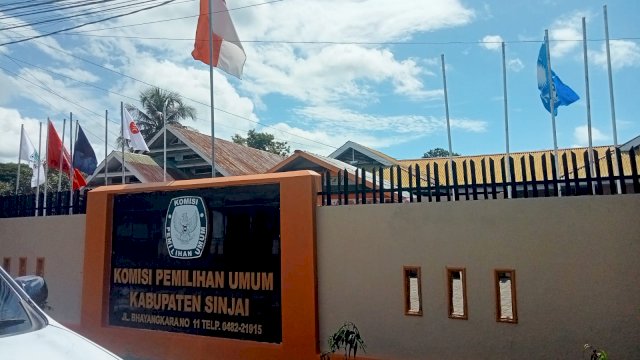 Tiang di Halaman Kantor KPU Sinjai hanya dipasang 5 bendera Partai Politik. (Istimewa)