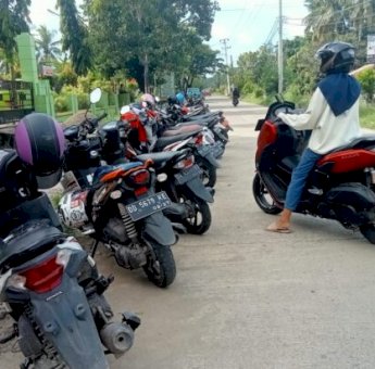 Rambu Larangan Parkir di Depan RSUD Sinjai Diacuhkan Pengendara