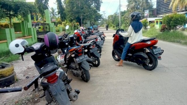 Nampak pengendara memarkir kendaraan di bahu jalan depan RSUD Sinjai yang sudah terpasang pagar besi dan rambu larangan parkir, Jumat (17/06/2022).