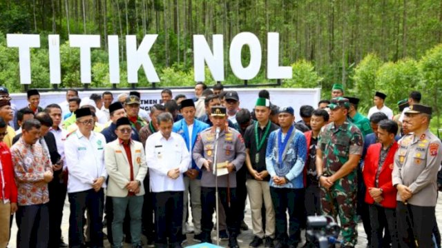 Kapolri Jenderal Listyo Sigit Prabowo memberikan sambutan pada kegiatan Hari Bakti Kesehatan di kawasan Titik Nol IKN, Jumat (17/06/2022). (Ist)