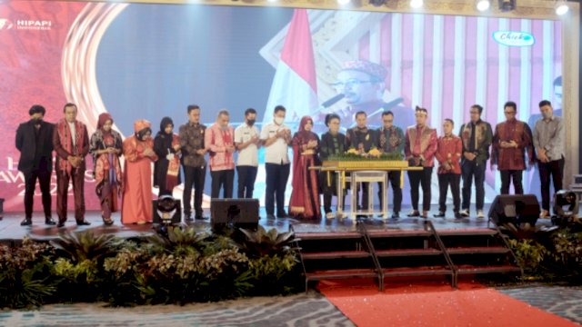 Pemotongan Tumpeng HIPAPI Indonesia menandai perayaan ulang tahun ke-2dan Hipapi Award 2022. (Istimewa)