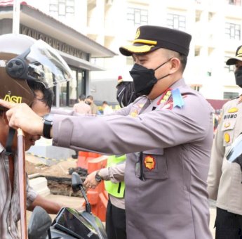 Polres Metro Jakbar Bagi-bagi Helm Gratis Saat Gelar Operasi Patuh Jaya 2022