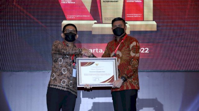 Bupati Gowa Adnan Purichta Ichsan, saat menerima penghargaan dari Kemenpan-RB, kemarin. (Dok. Humas Gowa)