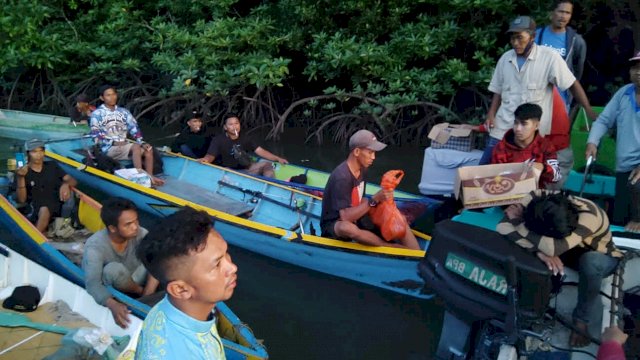 Tim BPBD PPU bersama warga saat melakukan pencarian Kamaruddin yang hilang diterkam buaya. (Istimewa)