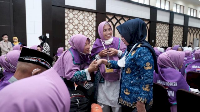 Sekretaris Daerah Kabupaten Gowa Kamsina saat menghadiri pelepasan JCH di Aula Arafah, Asrama Haji Sudiang Makassar, Jumat (17/06/2022). (Dok. Humas Gowa)