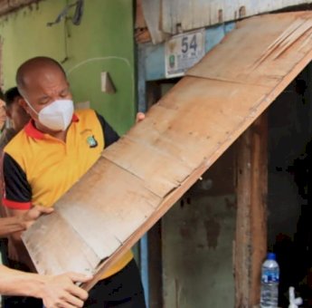 Jelang HUT Bhayangkara ke-76, Polres Metro Bekasi Kota Bedah Rumah Warga