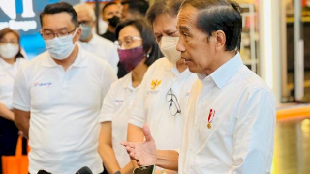 Presiden Joko Widodo memberikan keterangan mengenai vaksin PMK, usai menghadiri acara Silaturahmi dengan Alumni Penerima Kartu Prakerja di Sentul International Convention Center (SICC), Kabupaten Bogor, Jumat (17/06/2022). (Istimewa)