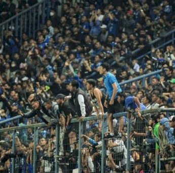 Persib VS Persebaya di Stadion Gelora Bandung Lautan Api, Dua Bobotoh Tewas Terinjak