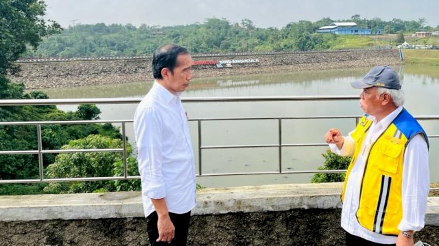 Presiden Joko Widodo didampingi Menteri PUPR meninjau Bending An Sindangheula di Kabupaten Serang, Banten, Jumat (17/06/2022). (Istimewa)