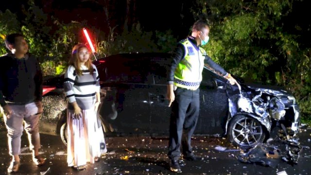 Mobil Toyota Vios yang menabrak Motor Mio dalam proses evakuasi. (Istimewa)