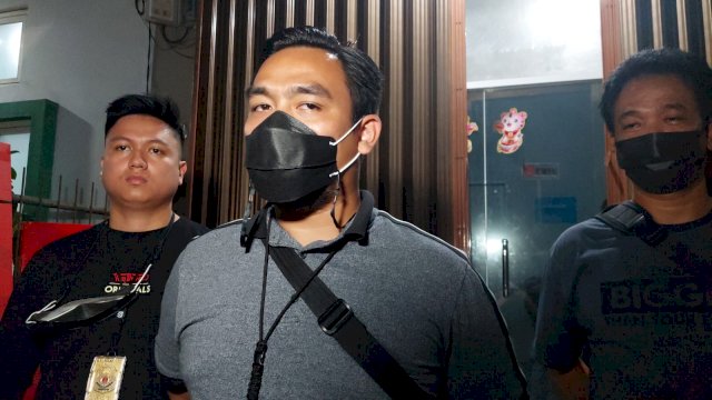 Kanit Kriminal Umum (Krimum) Polres Metro Jakarta Barat AKP Avrilendy dan Tim kejar pelaku, polisi sudah memegang bukti CCTV pelaku penusukan WNA China. (Istimewa)