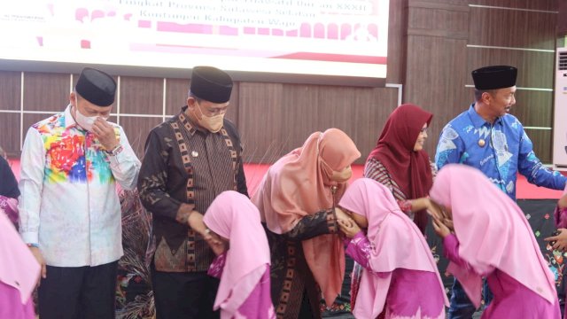 Bupati Wajo Amran Mahmud, melepas kafilah MTQ Wajo di Ruang Pola Kantor Bupati Wajo, Ahad (19/6/2022). (Istimewa)