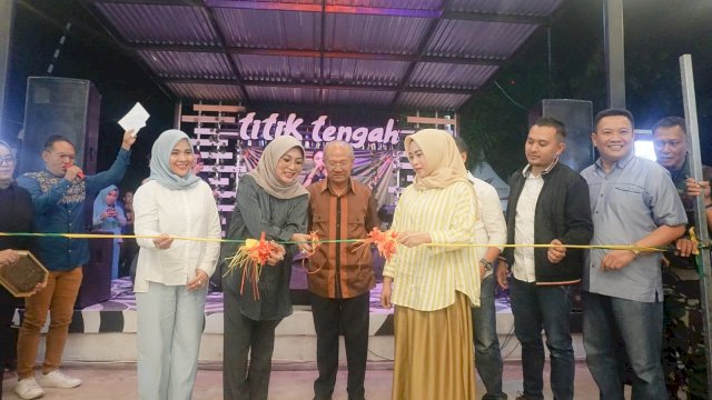 Bupati Jeneponto Iksan Iskandar, bersama menyaksikan Ketua TP PKK Hamsia Iksan menggunting Pita Peresmian Foof Court, Sabtu (18/06/2022). (Istimewa)