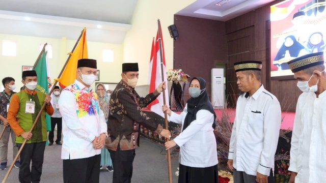 Bupati Wajo Amran Mahmud, didampingi Ketua DPRD Andi Muhammad Alauddin Palaguna, saat melepas Jamaah Calon Haji tahun 2022. (Istimewa)