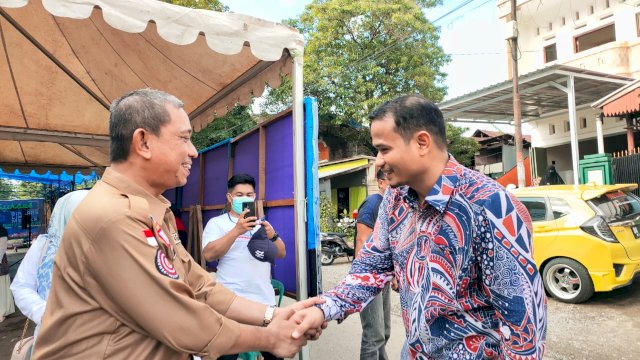 Bupati Wajo Amran Mahmud, bersalaman dengan Pemilik Apotik Bintang Lima Farma. (Istimewa)
