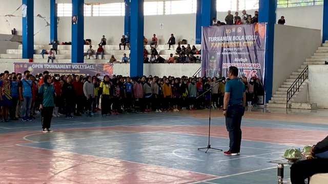 Pembukaan kejuaraan bola volly di Lapangan Gedung olahraga (GOR) Sport Centre Mamuju, Kabupaten Mamuju, Minggu (19/06/2022). (Istimewa)