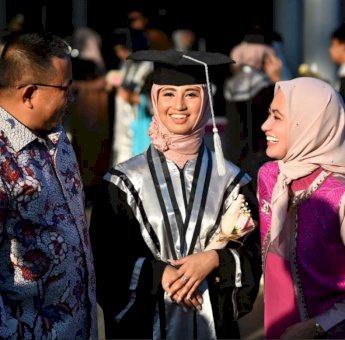 Bang Fauzi dan Indah Putri Kompak Dampingi Putri Sulungnya di Penamatan Sekolah