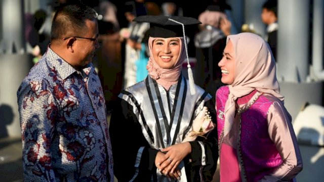 Anggota DPR RI Muhammad Fauzi bersama Isterinya Indah Putri Indriani yang juga Bupati Luwu Utara, mengapit putri sulung mereka yang baru saja lulus dari Middle School Pesantren Insan Cendekia Madani (ICM) Tangerang Selatan, Banten, Minggu (19/06/2022). (Istimewa)