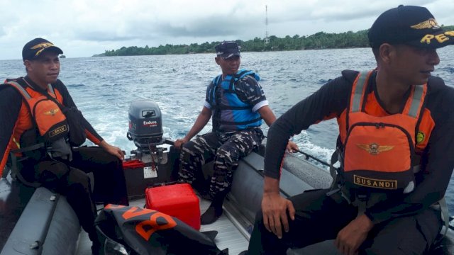 Tim Basarnas Kendari Pos Wakatobi saat melakukan penyisiran mencari Korban Madihasi yang hilang saat memancing tak Jauh dari bibir Pantai, Minggu (19/06/2022). (Istimewa)