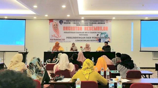 Anggota DPRD Makassar dari Fraksi PKS, Yeni Rahman saat menyosialisasikan Perda Perlindungan dan Pengelolaan Lingkungan Hidup di Hotel Golden Tulip, Minggu (19/6/2022). (Foto: Istimewa)