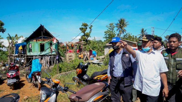 Gubernur Sulawesi Selatan Andi Sudirman Sulaiman, saat mengunjungi warga korban angin puting beliung di RW Betang, Kelurahan Baju Bodi, Kecamatan Maros Baru, Kabupaten Maros, Minggu (19/6/2022). (Istimewa)