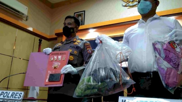 Kapolres Kotawaringin Timur AKBP Sarpani, saat melakukan Konferensi Pers pembunuhan Pemilik Losmen Nurwanti, Senin (20/06/2022). (Istimewa)