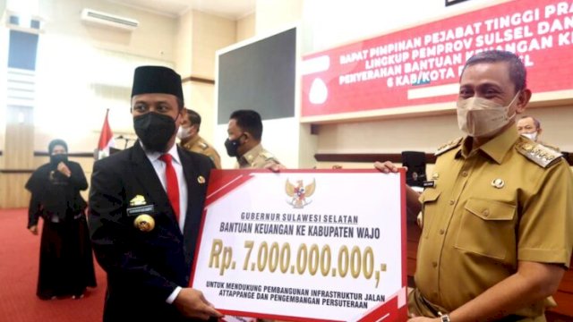 Gubernur Sulawesi Selatan Andi Sudirman Sulaiman menyerahkan bantuan dana untuk Pemerintah Kabupaten Wajo sebesar Rp. 7 Miliar. (Ist)