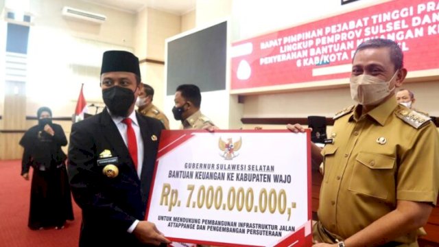 Gubernur Sulawesi Selatan Andi Sudirman Sulaiman menyerahkan bantuan dana untuk Pemerintah Kabupaten Wajo sebesar Rp. 7 Miliar. (Ist)
