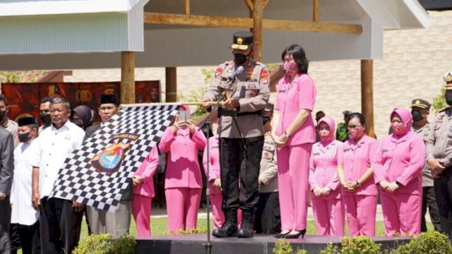 Kapolda Sulbar Irjen Pol Verdianto Iskandar Biticaca saat melepas Bantuan Paket Sembako. (Ist)