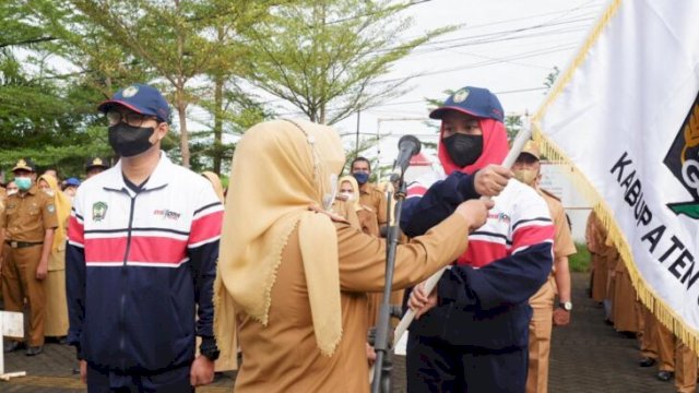Sekda Gowa Kamsina saat melepas secara simbolik para atlet yang akan bertanding pada POPDA Sulsel di lapangan Kantor Bupati Gowa, Senin (20/06/2022). (FOTO. Humas Gowa)