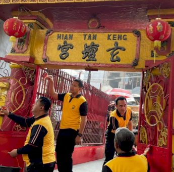 Sambut HUT Bhayangkara ke-76, Polres Metro Jakarta Barat Gelar Bakti Religi Bersih-bersih Rumah Ibadah