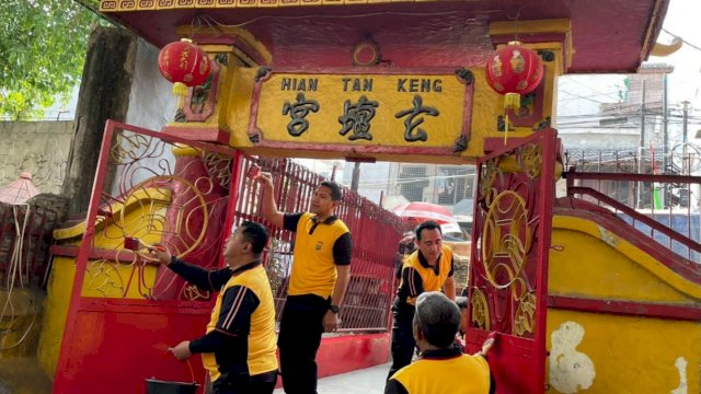 Personel Polres Metro Jakarta Barat lakukan bersih-bersih di Vihara Dharma Bakti, Minggu (20/06/2022). (Istimewa)