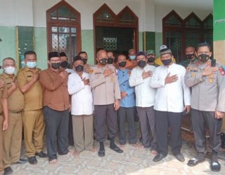 Baksos Religi Polres Metro Bekasi Kota, Bersih-Bersih Rumah Ibadah dan Bagikan Sembako