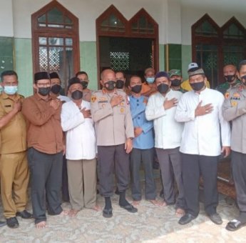 Baksos Religi Polres Metro Bekasi Kota, Bersih-Bersih Rumah Ibadah dan Bagikan Sembako