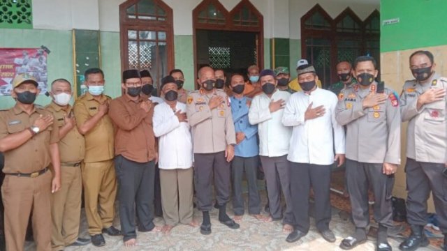 Foto bersama, Kapolres Metro Bekasi Kota Kombes Pol Hengki dalam Baksos Religi jelang HUT Bhayangkara 76. (Ist)
