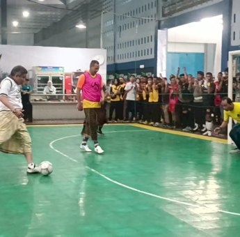 Wali Kota Parepare Main Futsal Bareng Kapolres Sambil Pakai Sarung, TP Cetak Dua Gol