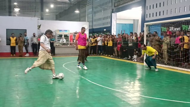Wali Kota Parepare Taufan Pawe, menandang Bola saat main Futsal pada Turnamen Futsal Kapolres Cup 2022 yang digelar Polres Parepare, Senin (20/06/2022). (Istimewa)