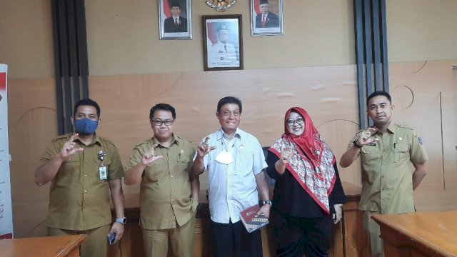 Komisioner Komisi Informasi saat menemui Kasubag Program Dinas PMD Sulsel, AM Akbar, di Kantor Dinas PMD Sulsel, Senin (20/06/2022). (Istimewa)