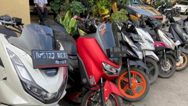 Sebagian barang bukti kendaraan roda dua yang diamankan di Polsek Kalideres Jakarta Barat, Senin (20/06/2022). (Istimewa)