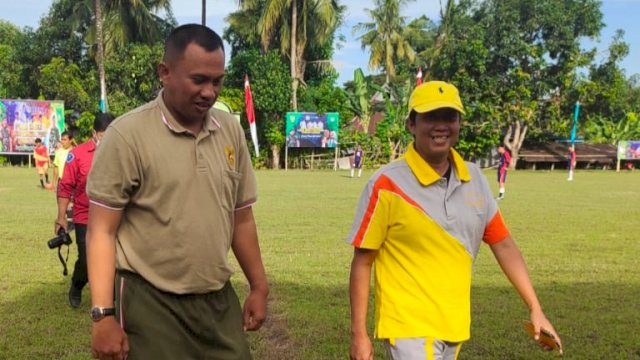Dandim 1423 Soppeng Letkol. Inf. Richard M Butarbutar bersama Plt Ketua PSSI Kabupaten Soppeng H.Ismail, di Lapangan Sewo Kecamatan Lalabata Soppeng, Senin (20/06/2022). (Istimewa)