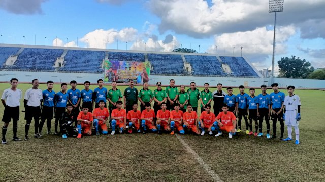 Kolonel Inf Khabib Mahfud/Kasreman Korem 091/ASN dan Wakil Wali Kota Samarinda, Rusmadi Wongso, dan perwakilan PSSI saat melakukan foto bersama terhadap santri sebelum pertandingan. (Kurniawan)