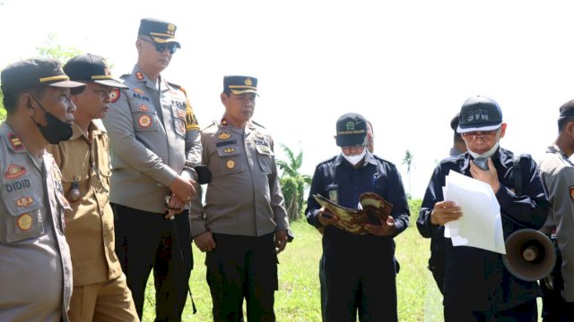 Kapolres Soppeng AKBP Santiaji Kartasasmita, saat terjun langsung melakukan pengawalan eksekusi lahan Kecamatan Marioriawa, Selasa (21/06/2022). (Istimewa)