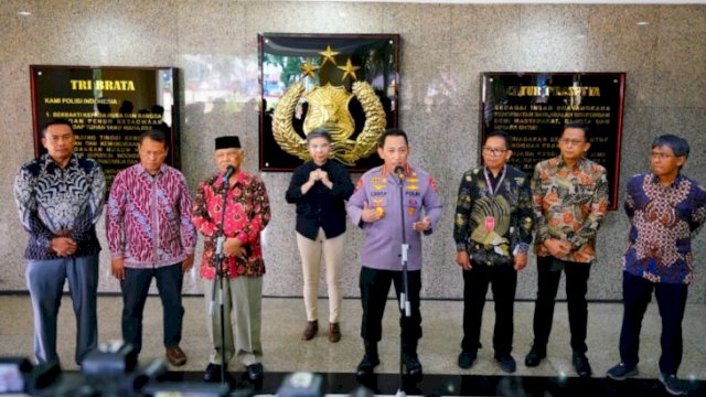 Kapolri Jenderal Pol Listyo Sigit Prabowo memberi keterangan pers usai pertemuan dengan Dewan Pers, di Mabes Polri, Selasa (21/06/2022). (Ist)