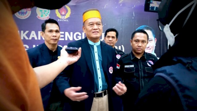 Ketua Umum Pengurus Pusat Kick Boxing Indonesia (KBI), Ngatino, memeberikan keterangan Pers didampingi Ketua KBI Sulsel Herman Heizer, memberikan keterangan Pers usai pelantikan, Selasa (21/06/2022). (Istimewa)