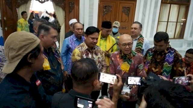 KBRI Mesir M Aji Surya didampingi Sekdaprov Kalsel, Roy Rizali, serta dikelilingi oleh pengusaha lokal dan Mesir. (Istimewa)
