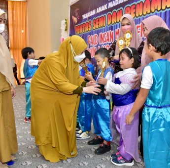 Ketua TP PKK Sulsel Naoemi Octarina Hadiri Pentas Seni dan Penamatan PAUD Insan Masagena