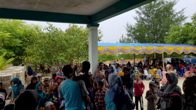 Suasana sunatan massal di Klinik As-Syahra yang diikuti ratusan masyarakat Wakatobi, Selasa (21/06/2022). (Istimewa)
